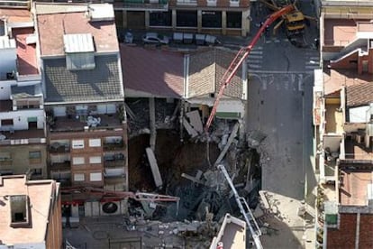 Vista aérea del hundimiento parcial de un edificio del barrio barcelonés del Carmel.