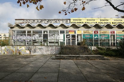 En el barrio berlinés de Lichtenberg, un restaurante y una antigua discoteca, cerrados desde hace años, ocupan un bajo que no ha sido restaurado.