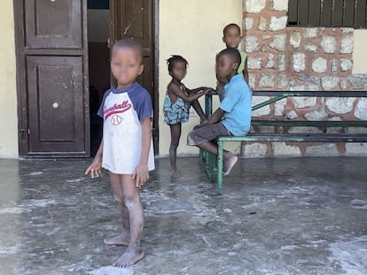 Algunos de los 15 niños en la entrada del orfanato Sourire d’Amour, en Puerto Príncipe. Su propietaria, Inesse Joseph, pastora de una iglesia con el mismo nombre del orfanato, estuvo envuelta en un escándalo en 2007, cuando arrebató de sus familias a 47 chiquillos de comunidades rurales al extremo oeste del país, con la expectativa de que serían adoptados por extranjeros.