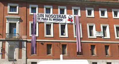 Una de las pancartas que jalonaban el edificio de la UNED, en el Paseo dele Prado, en el Día Internacional de la Mujer de 2018.