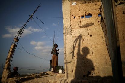 La sombra de un niño que vuela es vista sobre una pared de un barrio pobre de Puerto Príncipe (Haití).