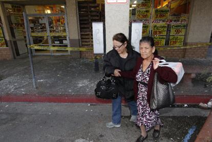 Dos mujeres, en Calexico tras el seísmo que ha sacudido el norte del país.