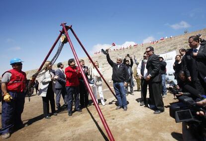 El minero Omar Reygadas levanta una pala durante la colocaci&oacute;n de la primera piedra para la construcci&oacute;n de un monumento a la entrada de la mina San Jos&eacute;.