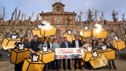 El líder de ERC, Oriol Junqueras, posa con diputados de su formación delante del edificio del Parlamento catalán.