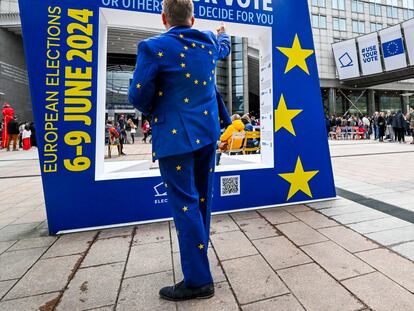 Un hombre vestido con un traje de la bandera de la UE asiste a las jornadas de puertas abiertas en el día de Europa en Bruselas, el 4 de mayo.