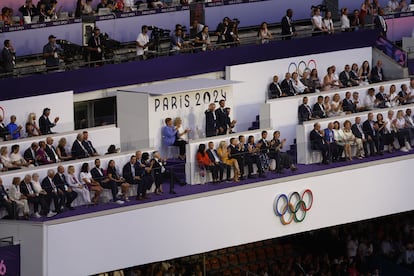 El presidente francés, Emmanuel Macron, junto con su esposa en el Estadio de Francia antes del comienzo de la ceremonia.