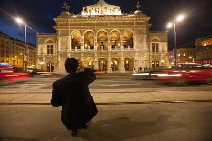 Hace casi 150 años, el emperador Francisco José mandó construir un bulevar que rodease el centro histórico de Viena, la famosa Ringstrasse, que une algunos de sus monumentos más interesantes, como el edificio neogótico del Rathaus o la ópera neorenacentista (en la foto), y celebra en 2015 un siglo u medio de historia.