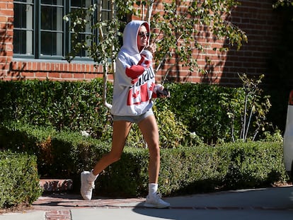 Hailey Bieber en Los Ángeles. La empresaria e 'influencer' está detrás del interés renovado por este masaje con décadas de historia.