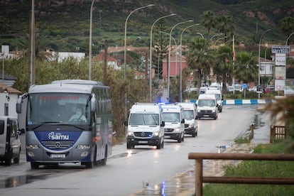 Caravana de vehículos sanitarios durante el traslado de residentes.