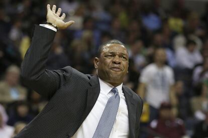 Doc Rivers, técnico de los Celtics de Boston, gesticula antes de que le señalen una falta técnica.