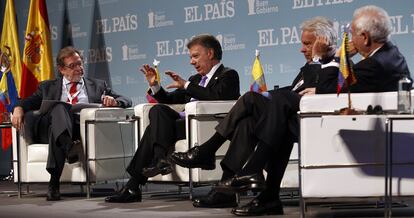 Juan Luís Cebrián, Juan Manuel Santos Calderón, Felipe González y José Manuel García Margallo, durante el Foro por la Paz en Colombia celebrado en el Teatro Real de Madrid.