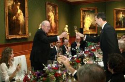 Fotografía facilitada por la Casa de S.M el Rey, en la que el Príncipe de Asturias brinda con el presidente de la Huntington Library, Steven Koblik, durante la cena celebrada en la exquisita sala de retratos de la prestigiosa institución cultural californiana que alberga varios incunables en su valiosa colección de tesoros bibliográficos, acto que ha servido como despedida a Don Felipe y Doña Letizia en su viaje oficial a California.