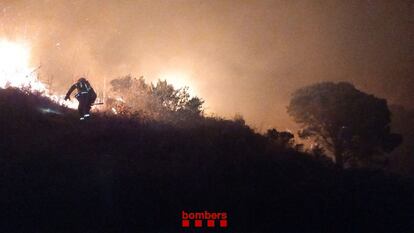 Un efectivo de Bomberos de la Generalitat trabaja en la extinción de un incendio forestal en Selva del Camp (Tarragona).