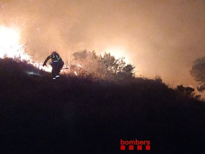 Un efectivo de Bomberos de la Generalitat trabaja en la extinción de un incendio forestal en Selva del Camp (Tarragona).