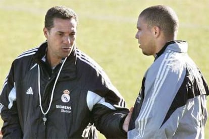 Vanderlei Luxemburgo y Ronaldo intercambian impresiones en un entrenamiento.