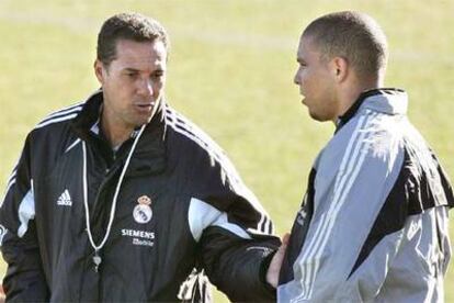 Vanderlei Luxemburgo y Ronaldo intercambian impresiones en un entrenamiento.