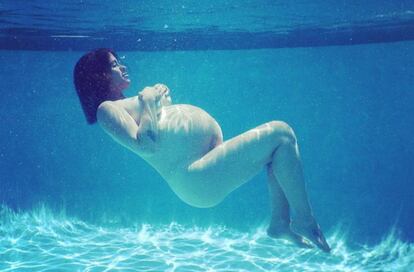Una embarazada se sumerje en el agua.