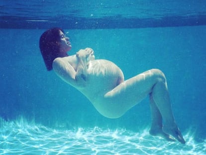 Una embarazada se sumerje en el agua.