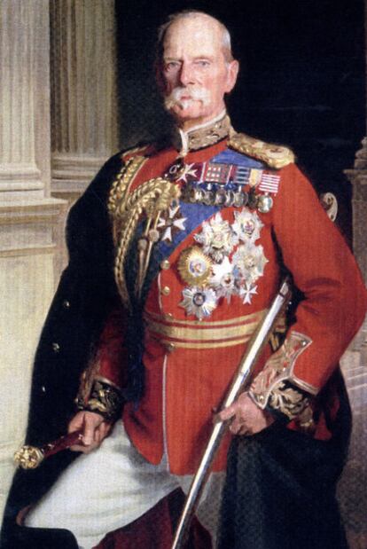 El mariscal Lord Roberts de Kandahar, Pretoria y Waterford, luciendo todas sus medallas (VC, KG, KP, GCB, OM, GCSI, GCIE, entre otras).