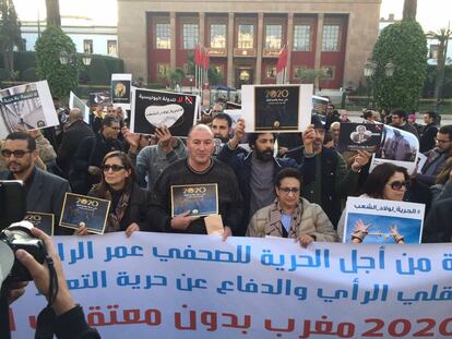 Participantes en la protesta contra las condenas a la libertad de expresión en las redes sociales, este jueves, frente al Parlamento en Rabat.