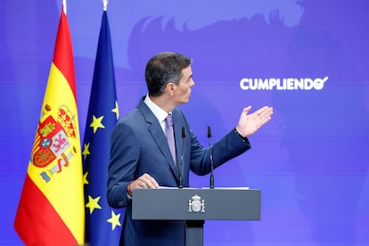 El presidente del Gobierno, Pedro Sánchez durante una rueda de prensa este lunes en el Palacio de la Moncloa en la que ha hecho balance de los últimos seis meses de mandato antes de las vacaciones