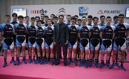 Contador, en el centro, rodeado de los juveniles y amateurs de los equipos de su Fundación.