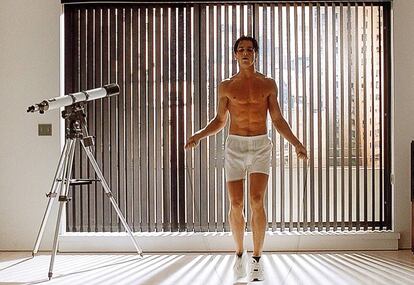 <strong> Sería un psicópata asesino y sádico, pero qué gusto de piso, de trajes y de calzoncillos blancos los de Christian Bale en ‘American psycho’ (2000). </strong>