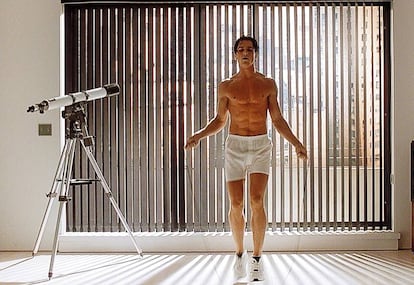 <strong> Sería un psicópata asesino y sádico, pero qué gusto de piso, de trajes y de calzoncillos blancos los de Christian Bale en ‘American psycho’ (2000). </strong>