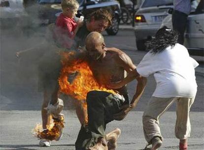 Momento en que el inmigrante rumano se prende fuego ante la Delegación del Gobierno en Castellón.