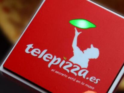 El dispositivo digital creado por Telepizza y Telefónica se puede pegar en la nevera.