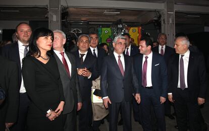 El presidente de Armenia, Serzh Sargsián, rodeado de su séquito el viernes durante la fiesta de inauguración