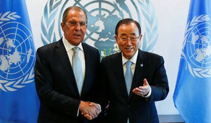 El ministro de Exteriores ruso, Sergei Lavrov (izq.), saluda al Secretario general de la ONU, Ban Ki-moon (dcha.), este mi&eacute;rcoles