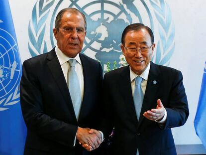 El ministro de Exteriores ruso, Sergei Lavrov (izq.), saluda al Secretario general de la ONU, Ban Ki-moon (dcha.), este mi&eacute;rcoles