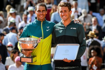 Tras una ovación cerrada que precedió a la entrega del título, otro más, Nadal reconoció el gran desempeño de Ruud y agradeció la presencia de toda su familia en la grada: “Es increíble todo lo que me ha pasado este año... Me hubiera retirado hace mucho si no llega a ser por vosotros”. Acto seguido, el balear aseguró —ante la atenta mirada de la Phillippe-Chatrier, abarrotada por más de 15.000 espectadores— que no sabe qué pasará en el futuro, pero qué “lo va a seguir intentando”. Y añadió: “Es muy difícil describir lo que siento. Nunca imaginé volver aquí con 36 años y poder ser competitivo una vez más. Significa muchísimo para mí. Gracias a todos”. En la imagen, Rafael Nadal y Casper Ruud posan tras la entrega de trofeos de Roland Garros. 