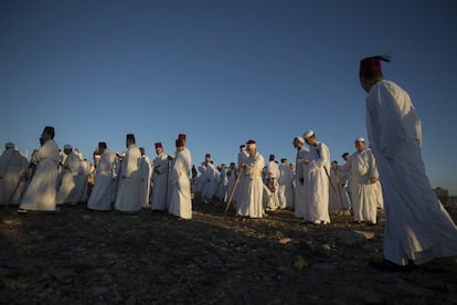 Miembros de la comunidad samaritana caminan hacia la cima del Monte Guerizn al amanecer en Nabls (Palestina) con motivo de la celebracin del 'sucot' o fiesta de los tabernculos.