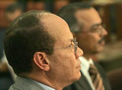 Fuad Alí Himma, <i>brazo derecho</i> del rey Mohamed VI. Al fondo, Chakib Benmussa, ministro de Interior.