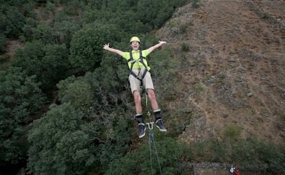 Guillermo Piris hace 'puenting' en un viaducto cercano a Buitrago de Lozoya.