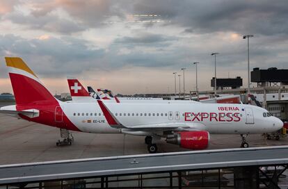 Avión de Iberia Express, en el aeropuerto de Schiphol en Ámsterdam.