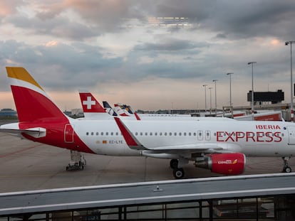 Avión de Iberia Express, en el aeropuerto de Schiphol en Ámsterdam.