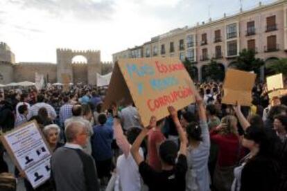Varios jóvenes muestran una pancarta durante la manifestación del Movimiento 15-M convocada esta tarde en Ávila.