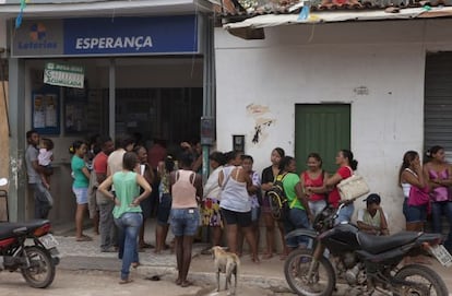 Fila na frente da lot&eacute;rica Esperan&ccedil;a. 