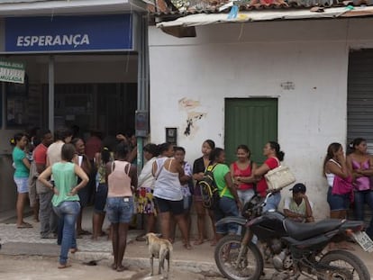 Fila na frente da lot&eacute;rica Esperan&ccedil;a. 