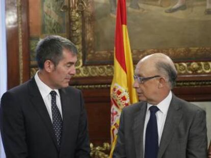 El presidente canario, Fernando Clavijo, junto al ministro de Hacienda, Cristóbal Montoro.