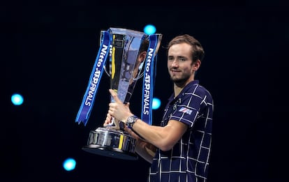 Medvedev posa con el trofeo de campeón, este domingo en el O2 de Londres.