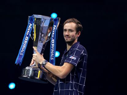 Medvedev posa con el trofeo de campeón, este domingo en el O2 de Londres.