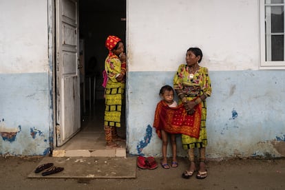 Un mujer espera ser atendida en una oficina gubernamental en la Isla de Gardi Sugdub, en junio de 2024.