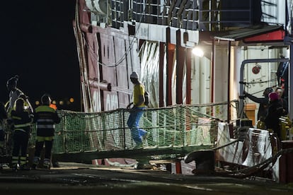 Un grupo de migrantes desciende de un barco en Vibo Valentia (Italia), este lunes.