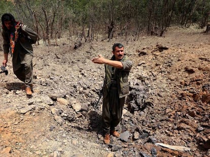 Milicianos del Partido de los Trabajadores del Kurdistán (PKK) inspeccionan un cráter causado por los bombardeos de los aviones del Ejército turco.