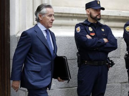 Former Caja Madrid chief Miguel Blesa leaves the Madrid regional High Court.