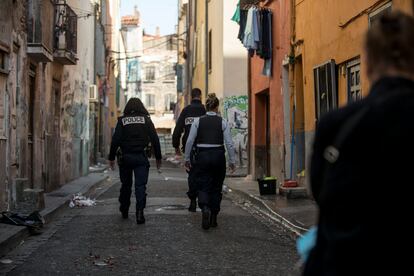 Un grupo de policías, en un barrio de Perpiñán.